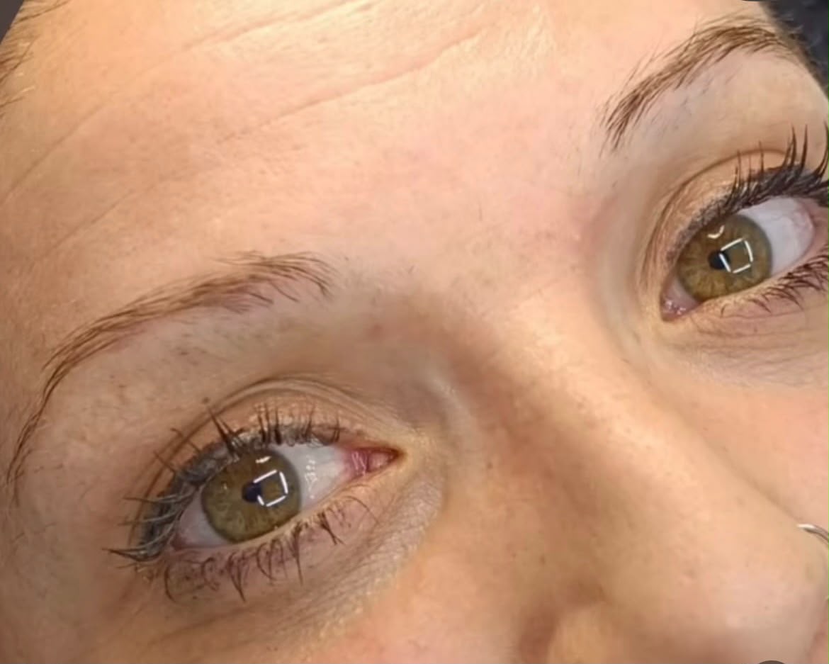Detalle de micropigmentación de cejas